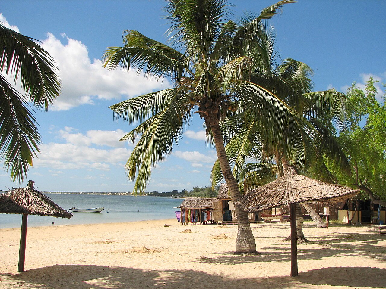 Pirogue à balancier sur le lagon de Toliara, dans le Sud-Ouest malgache
